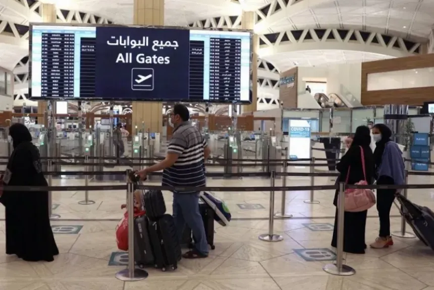 هل يحتاج اليمني المقيم في السعودية إلى ”تأشيرة خروج وعودة” للسفر بجواز جديد؟